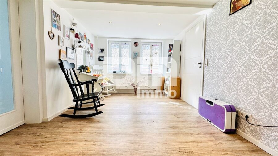 Vollständig kernsaniertes / neu erstelltes EFH in zentraler Lage mit 2 Garagen - OG Schlafzimmer mit Ankleide / Büro